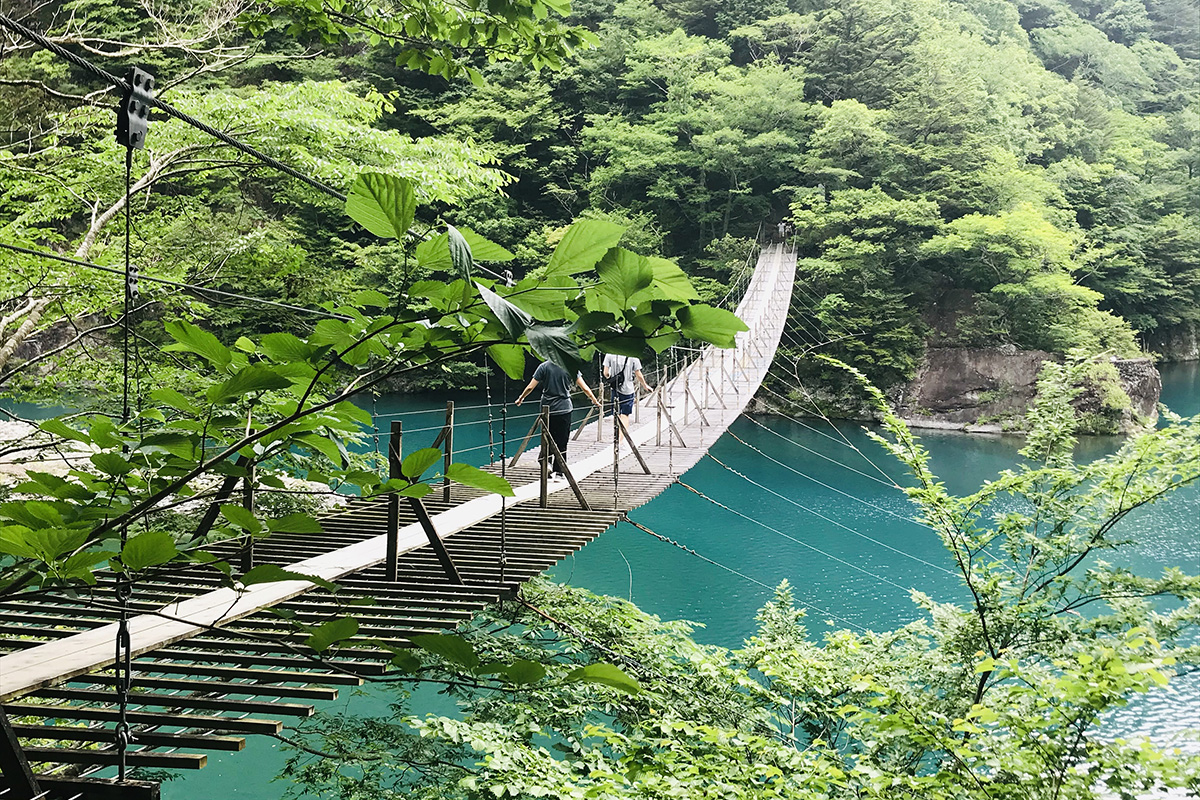 寸又渓と渓谷にかかる橋