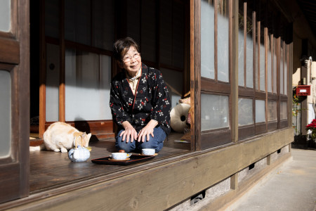 飼い猫と触れあいながらお茶を楽しむ「ぬくもり」の店主