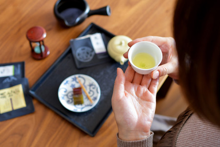 Enjoy tea and snacks at Yabuzaki-en Tea Farm.