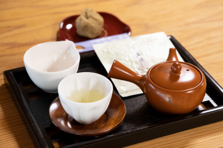 相藤園で淹れたてのお茶とお菓子を頂く