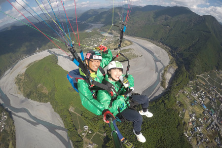 SkyTECフライングアカデミーでは2人1組で飛行