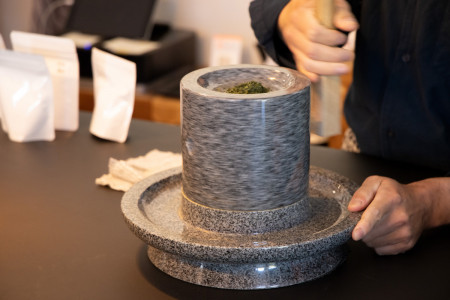 Grind the tea leaves to make matcha powder.