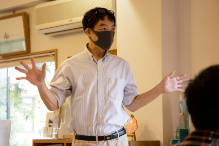 Listen to explanations from tea experts.