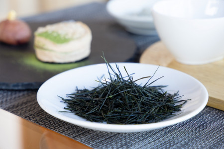 Dark tea leaves at Kanebun.