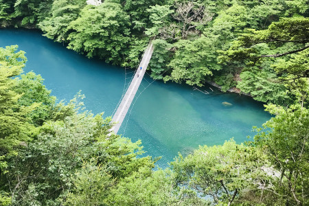 寸又渓を吊り橋で渡る