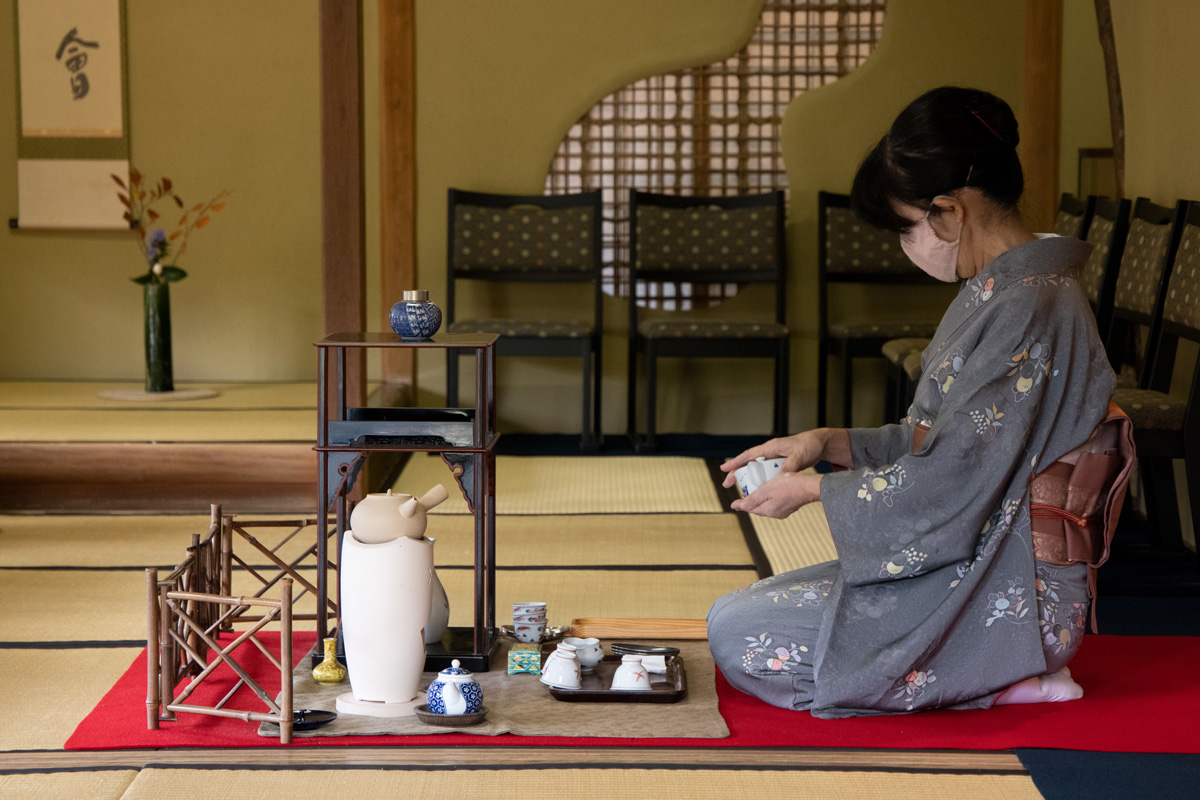 A traditional tea ceremony performed in Suruga.