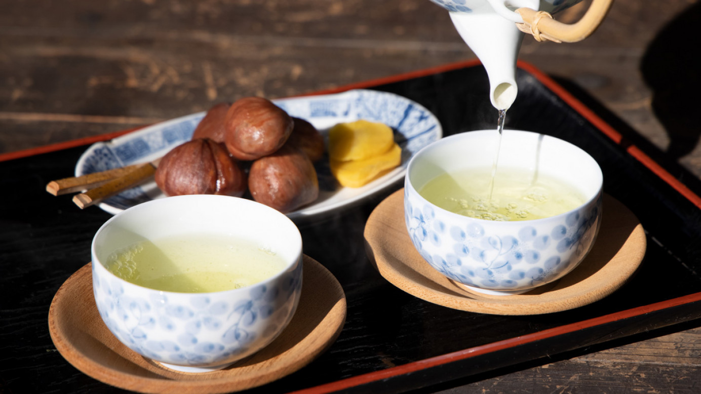 Freshly steeped tea and chestnuts at Nukumori.