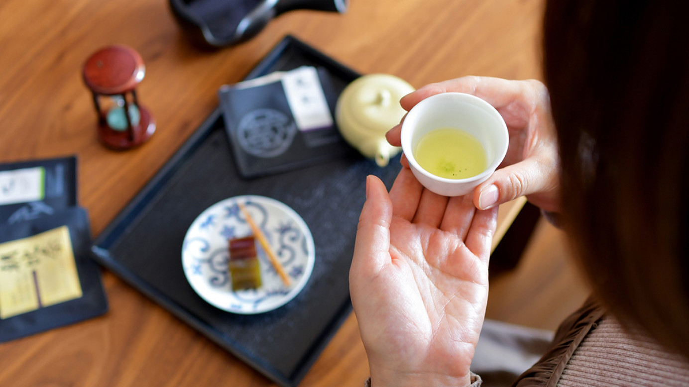 Enjoy tea and snacks at Yabuzaki-en Tea Farm.