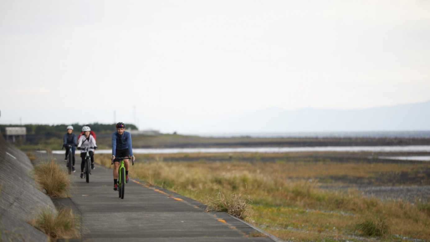 E-bike tour of Suruga Bay coastline and harbor