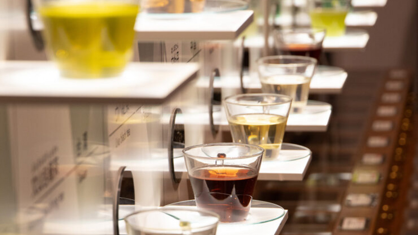 茶の都ミュージアムでは、様々な種類の茶葉に触れることができる