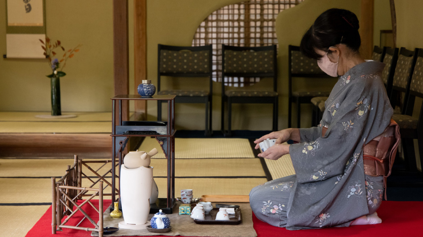 A traditional tea ceremony performed in Suruga.
