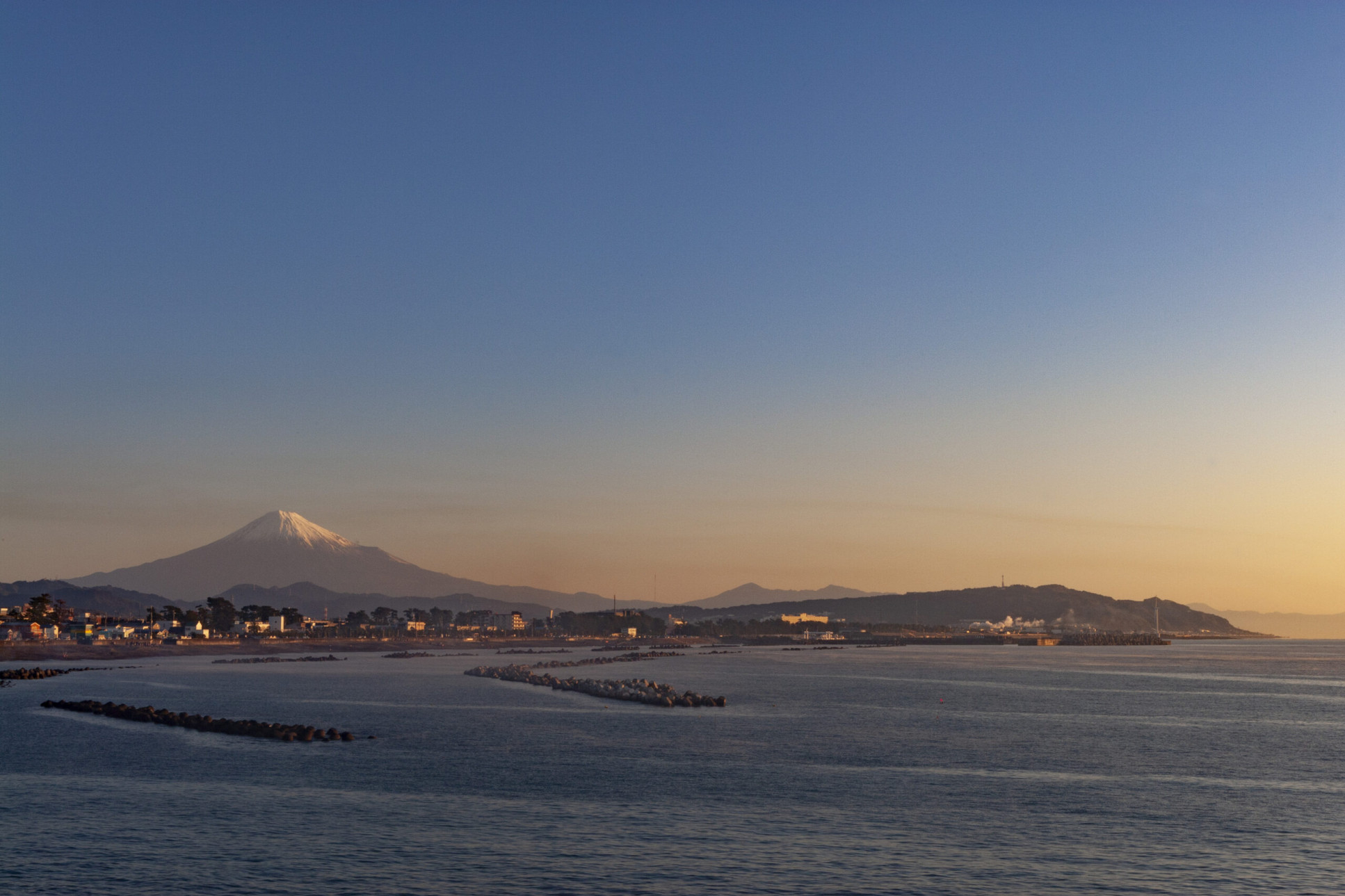 Seaside view of the bay area tea terroir in Suruga.